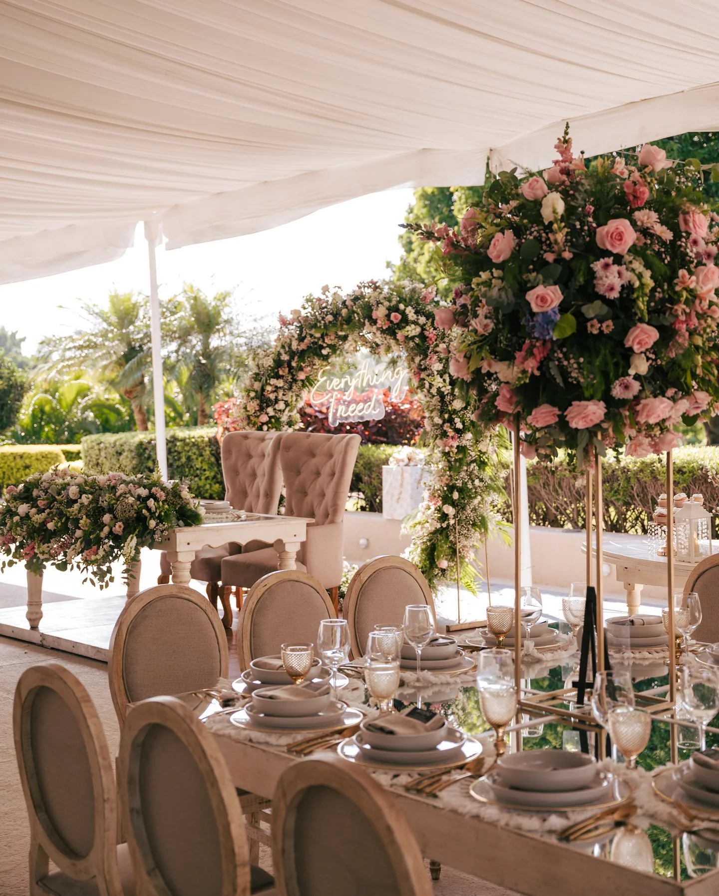 Recepción romántica con flores rosas