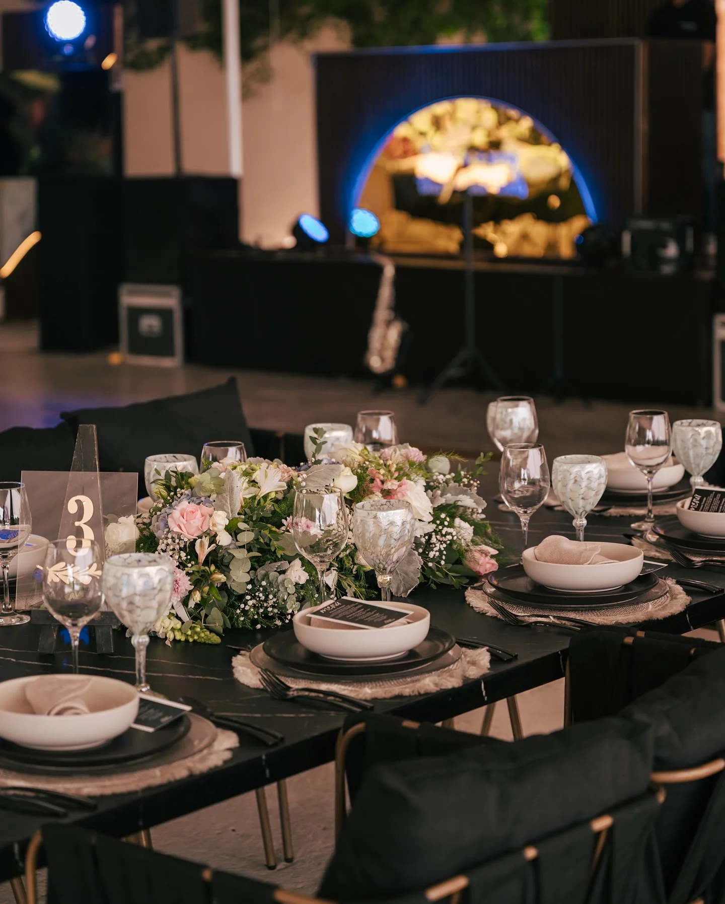 Mesa elegante decorada para boda