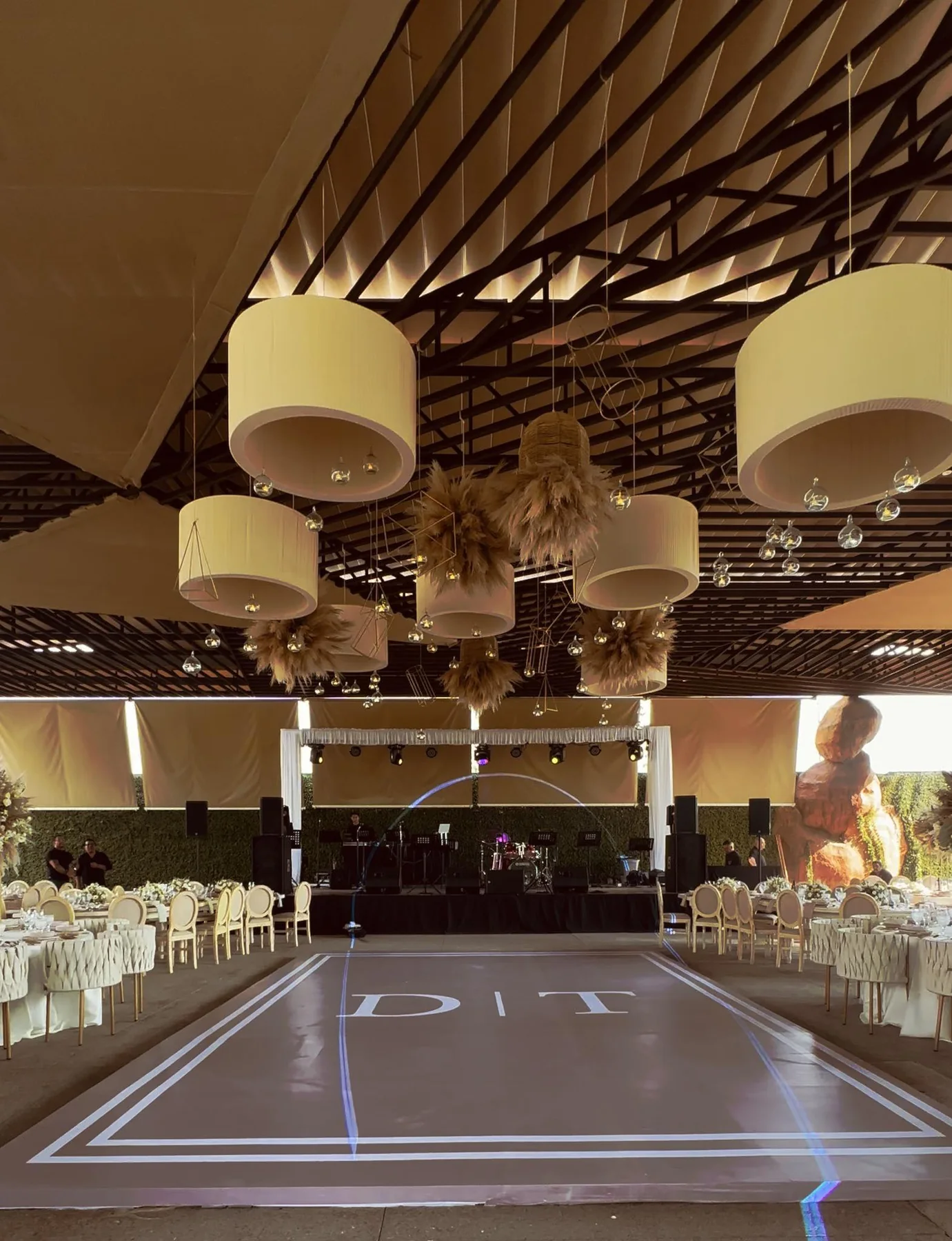 Salón elegante con pista de baile personalizada